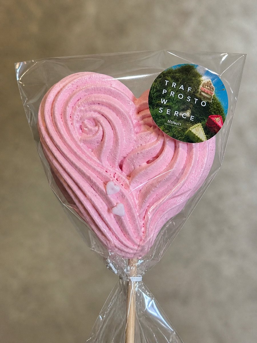 Heart-shaped meringue lollipop with branded sticker